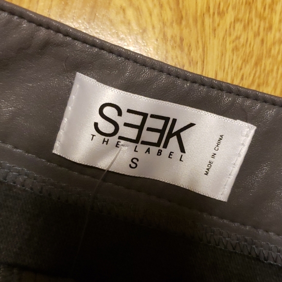 NWT gray vegan leather miniskirt LF sz small - Picture 4 of 4